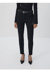Reserved - Spodnie z paskiem - czarny. Kolor: czarny. Materiał: wiskoza, tkanina #1