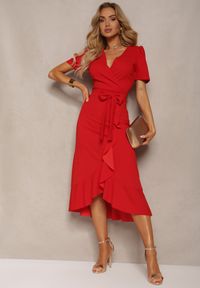 Renee - Czerwona Kopertowa Sukienka z Falbanką Caronia. Okazja: na spotkanie biznesowe. Kolor: czerwony. Typ sukienki: kopertowe. Styl: elegancki, biznesowy #1