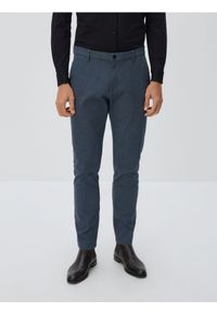 Reserved - Spodnie chino slim fit - granatowy. Kolor: niebieski. Materiał: tkanina, bawełna
