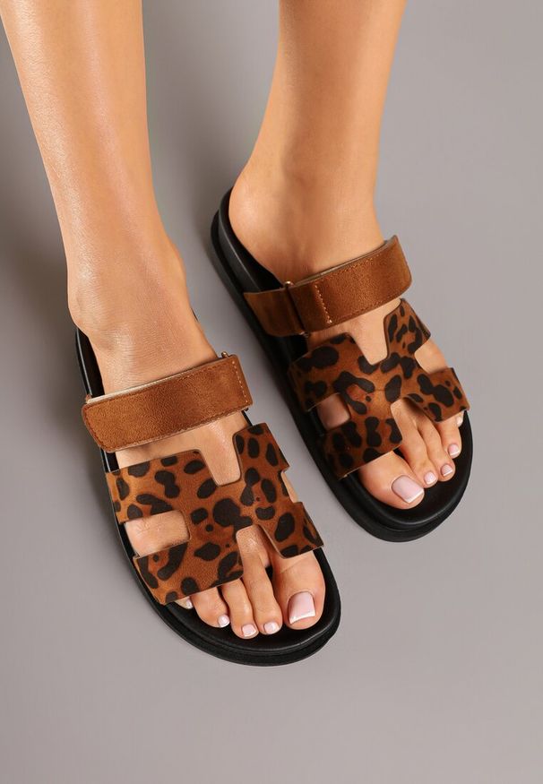 Renee - Panterkowe Klapki z Ekozamszu na Piankowej Podeszwie Zapinane na Rzep Nimiarianna. Okazja: na spacer. Nosek buta: otwarty. Sezon: lato. Obcas: na płaskiej podeszwie. Styl: elegancki