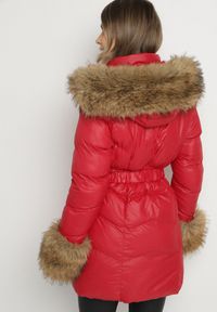 Born2be - Czerwona Pikowana Kurtka z Paskiem i Kapturem Zdobiona Futerkiem Olunelia. Okazja: na co dzień. Kolor: czerwony. Materiał: futro. Wzór: aplikacja. Styl: klasyczny, casual, elegancki #4