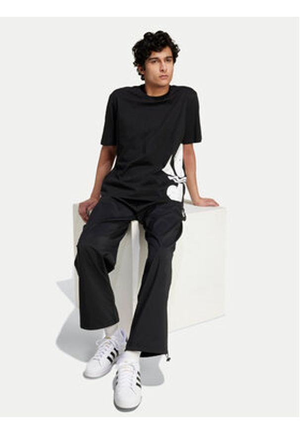 Adidas - adidas T-Shirt Supply Street IZ2579 Czarny Regular Fit. Kolor: czarny. Materiał: bawełna. Styl: street