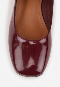 Renee - Bordowe Czółenka o Lakierowanym Połysku na Niskim Obcasie z Paskiem i Klamerką Karzina. Okazja: do pracy. Zapięcie: pasek. Kolor: czerwony. Materiał: lakier. Obcas: na obcasie. Styl: elegancki. Wysokość obcasa: niski #5