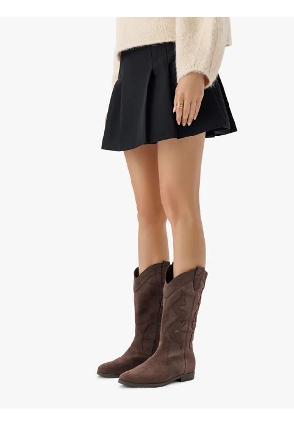 Ryłko - Brązowe kozaki kowbojki z dekoracyjnym haftem. Nosek buta: okrągły. Zapięcie: zamek. Kolor: brązowy. Materiał: welur, skóra. Szerokość cholewki: normalna. Wzór: haft. Obcas: na obcasie. Styl: street