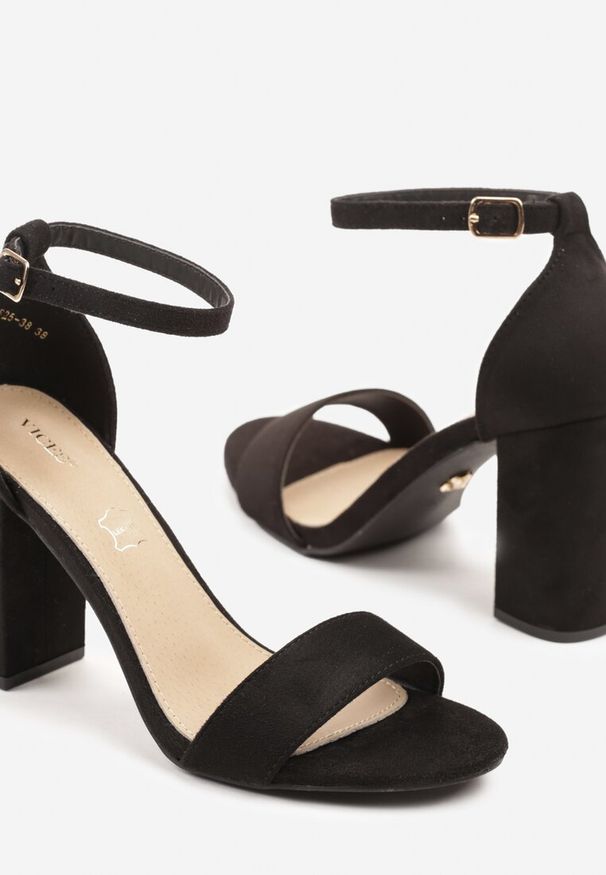 Renee - Czarne Sandały Vices na Słupku z Wkładką ze Skóry Naturalnej Avelhira. Okazja: na wesele, na ślub cywilny, na studniówkę. Zapięcie: sprzączka. Kolor: czarny. Materiał: skóra. Obcas: na słupku