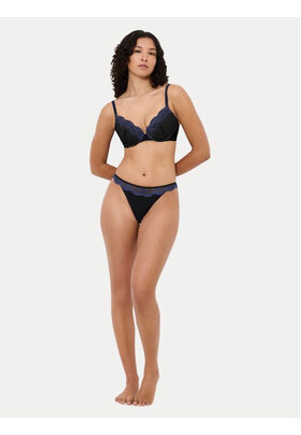 Triumph Stringi Comfort Glam 10224956 Czarny. Kolor: czarny. Materiał: syntetyk