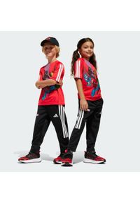 Adidas - Koszulka adidas x Marvel Spider-Man Kids. Kolor: biały, czerwony, wielokolorowy. Materiał: materiał. Wzór: motyw z bajki