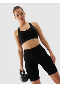 4f - Legginsy krótkie bezszwowe treningowe damskie - czarne. Stan: podwyższony. Kolor: czarny. Materiał: elastan, materiał, włókno, syntetyk, dzianina. Długość: krótkie. Wzór: gładki, jednolity, ze splotem. Sport: fitness