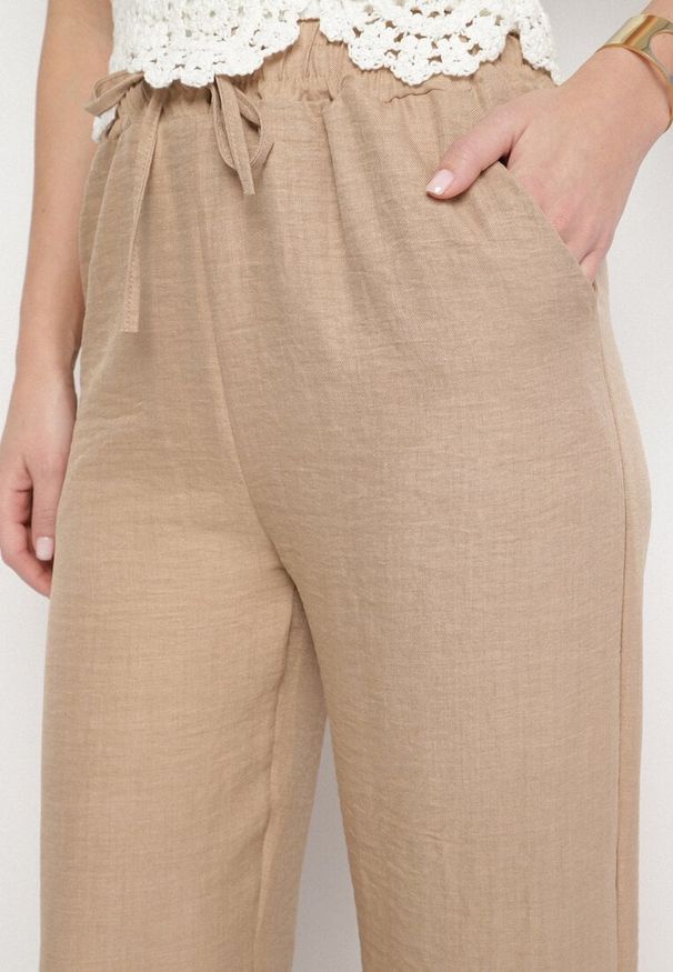 Born2be - Beżowe Spodnie z Gumką w Talii z Prostymi Nogawkami Rannia. Okazja: na co dzień. Kolor: beżowy. Styl: casual