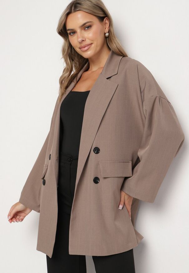 Born2be - Ciemnobeżowa Marynarka Oversize Dwurzędowa z Imitacją Kieszeni Tinnielle. Okazja: na co dzień. Kolor: beżowy. Materiał: jeans. Styl: wizytowy, casual