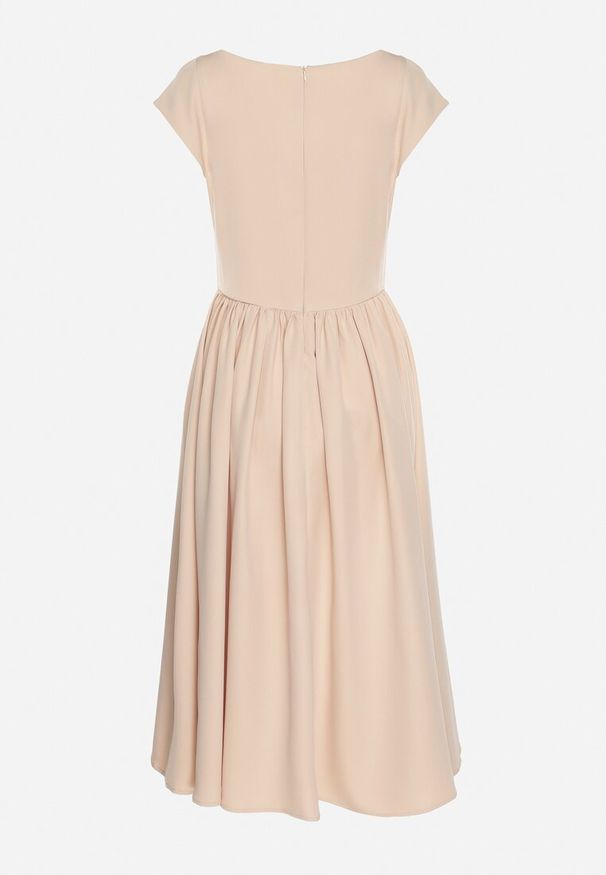 Born2be - Beżowa Rozkloszowana Sukienka Vices z Dekoltem Typu Łódka Milasena. Okazja: na co dzień. Kolor: beżowy. Materiał: jeans. Wzór: aplikacja. Typ sukienki: rozkloszowane. Styl: casual