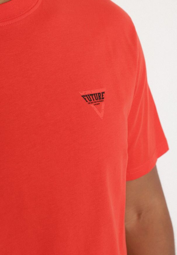 Born2be - Pomarańczowa Bawełniana Koszulka z Minimalistycznym Nadrukiem Sunavea. Okazja: na spotkanie biznesowe, na co dzień. Kolor: pomarańczowy. Materiał: bawełna. Wzór: nadruk. Styl: elegancki, casual, klasyczny, biznesowy