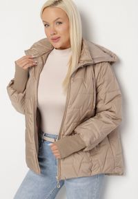 Born2be - Beżowa Pikowana Kurtka o Prostym Kroju z Kapturem Tulorisa. Okazja: na spacer, na co dzień. Typ kołnierza: kaptur. Kolekcja: plus size. Kolor: beżowy. Materiał: jeans. Wzór: aplikacja. Styl: casual, elegancki, klasyczny #6