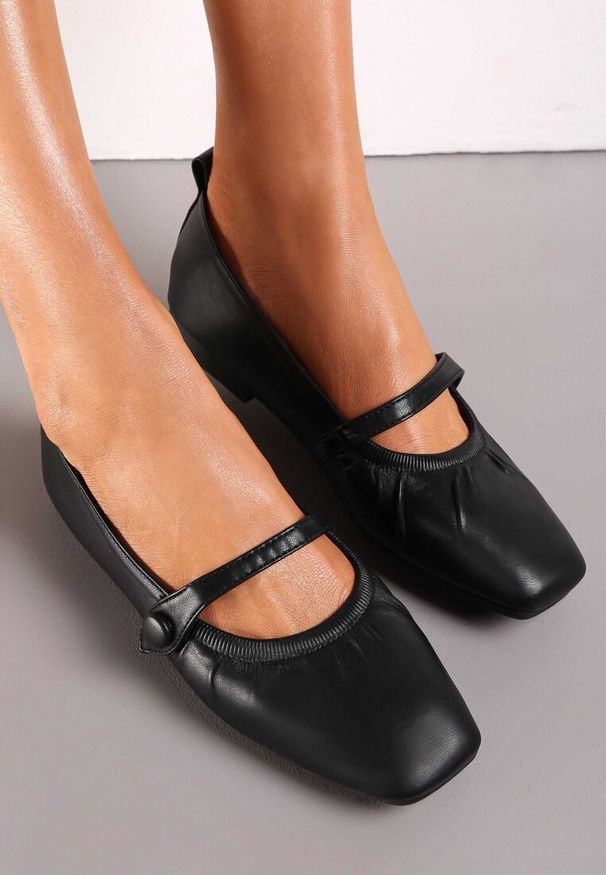 Renee - Czarne Balerinki na Płaskiej Podeszwie z Rzepem Estrisa. Okazja: na co dzień. Zapięcie: rzepy. Kolor: czarny. Obcas: na płaskiej podeszwie. Styl: casual