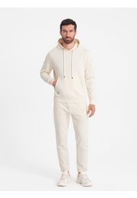 Ombre Clothing - Męski dresowy komplet bluza kangurka + spodnie – kremowy V11. Okazja: na co dzień. Kolor: kremowy. Materiał: dresówka. Wzór: aplikacja. Styl: klasyczny, sportowy, casual