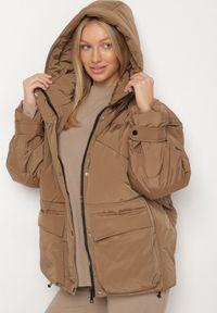 Born2be - Brązowa Pikowana Kurtka Oversize z Kapturem i Paskami przy Rękawach Unitessa. Okazja: na spacer, na co dzień. Typ kołnierza: kaptur. Kolor: brązowy. Materiał: jeans. Wzór: paski. Styl: casual #5