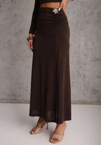 Renee - Brązowy Komplet Spódnica i Longsleeve Zdobione Marszczeniami i Aplikacjami Bervessa. Kolor: brązowy. Wzór: aplikacja #3