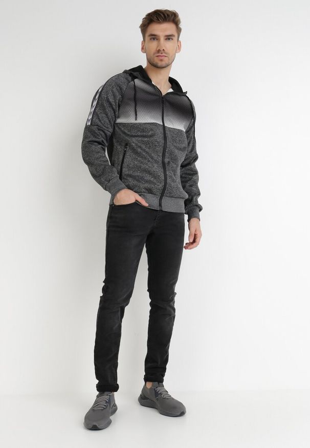 Born2be - Ciemnoszara Bluza Aikyle. Kolor: szary. Materiał: polar. Wzór: aplikacja. Styl: sportowy