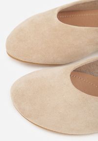 Renee - Beżowe Balerinki z Imitacji Zamszu w Stylu Basic Saraphiele. Okazja: na randkę. Kolor: beżowy. Materiał: zamsz #7