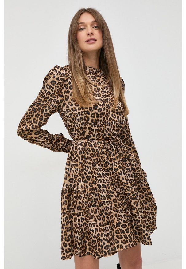 TwinSet - Twinset sukienka kolor brązowy mini rozkloszowana. Kolor: brązowy. Materiał: tkanina, satyna, materiał. Długość rękawa: długi rękaw. Wzór: ze splotem. Długość: mini