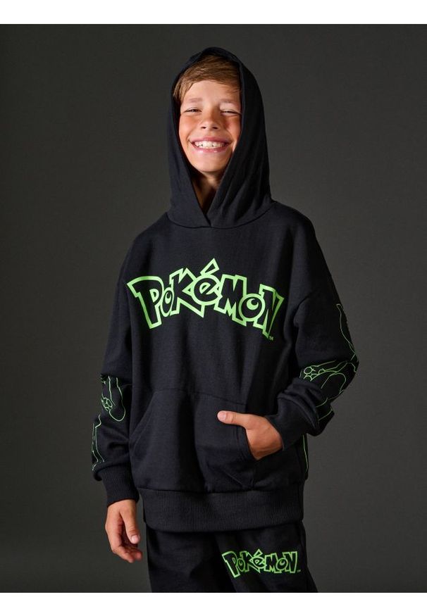 Sinsay - Bluza hoodie z napisem Pokemon - czarny. Kolor: czarny. Wzór: napisy