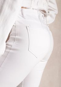 Renee - Białe Jeansy Skinny Regular Waist Alernifa. Kolor: biały. Styl: elegancki #4