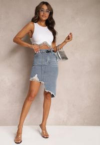 Renee - Niebieska Asymetryczna Bawełniana Spódnica Jeansowa High Waist z Łańcuchem i Paskiem Vimaliene. Stan: podwyższony. Kolor: niebieski. Materiał: bawełna, jeans. Sezon: lato #5