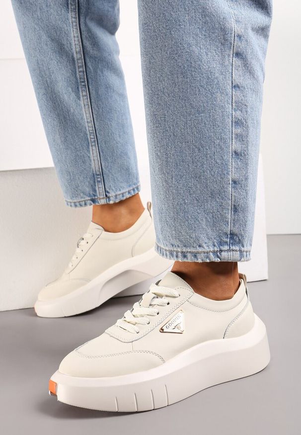 Renee - Beżowe Skórzane Sneakersy na Platformie z Niewielką Wstawką z Boku Renipa. Kolor: beżowy. Materiał: skóra. Szerokość cholewki: normalna. Obcas: na platformie