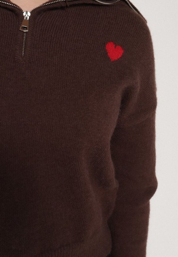 Born2be - Brązowy Sweter z Bawełną Wiskozą i Wełną Ozdobiony Sercem Monissea. Okazja: na co dzień, do pracy. Kolor: brązowy. Materiał: bawełna, wełna, wiskoza. Wzór: aplikacja. Styl: casual