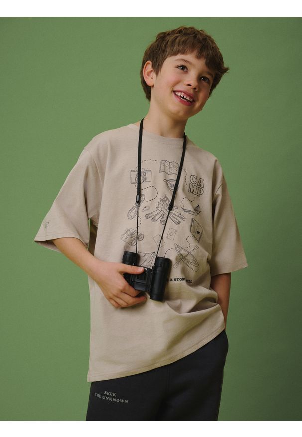 4f - 4F T-shirt loose z nadrukiem chłopięcy - beżowy 158/164 (12-14 lat). Okazja: na co dzień. Kolor: beżowy. Materiał: dzianina, bawełna. Wzór: nadruk. Sezon: lato. Styl: casual