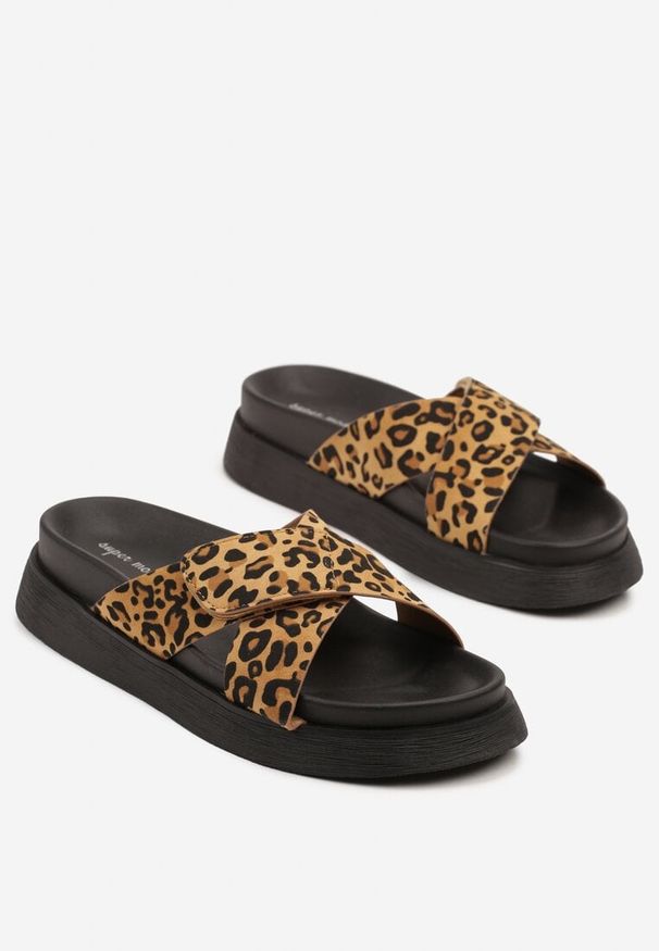 Born2be - Panterkowe Klapki w Sportowym Stylu z Zapięciem na Rzep Mevallia. Okazja: na co dzień, na plażę, na spacer. Materiał: dresówka. Obcas: na płaskiej podeszwie. Styl: sportowy