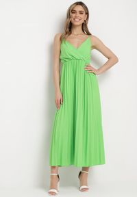 Born2be - Zielona Rozkloszowana Sukienka Długa z Kopertowym Dekoltem na Ramiączkach Asmerria. Kolor: zielony. Długość rękawa: na ramiączkach. Typ sukienki: kopertowe. Styl: elegancki. Długość: maxi #4