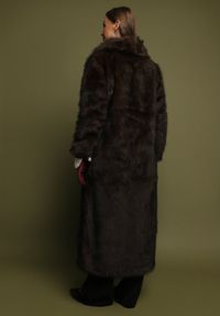 Born2be - Brązowy Długi Płaszcz Futrzany z Kołnierzem Banisse. Okazja: na co dzień. Kolor: brązowy. Materiał: futro. Długość: długie. Styl: klasyczny, casual, elegancki #4