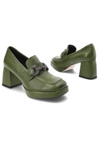 Zielone Półbuty Karino Eleganckie Skórzane Buty Na Obcasie. Kolor: zielony. Materiał: skóra. Szerokość cholewki: normalna. Obcas: na obcasie. Styl: elegancki. Wysokość obcasa: średni