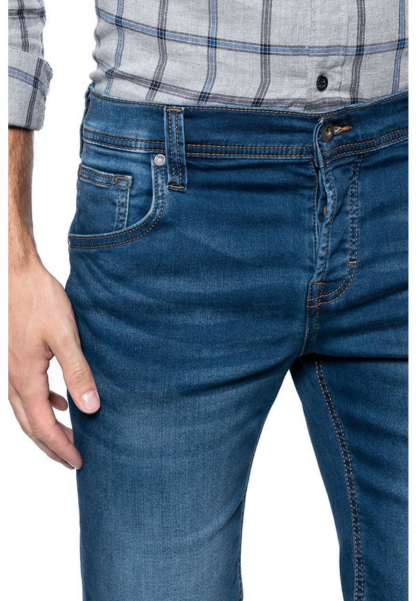 Mustang - MUSTANG CHICAGO SHORT MĘSKIE SZORTY KRÓTKIE SPODENKI DENIM BLUE 1011731 5000 682. Okazja: na co dzień, na spacer. Materiał: denim. Długość: krótkie. Sezon: lato. Styl: klasyczny, elegancki, casual