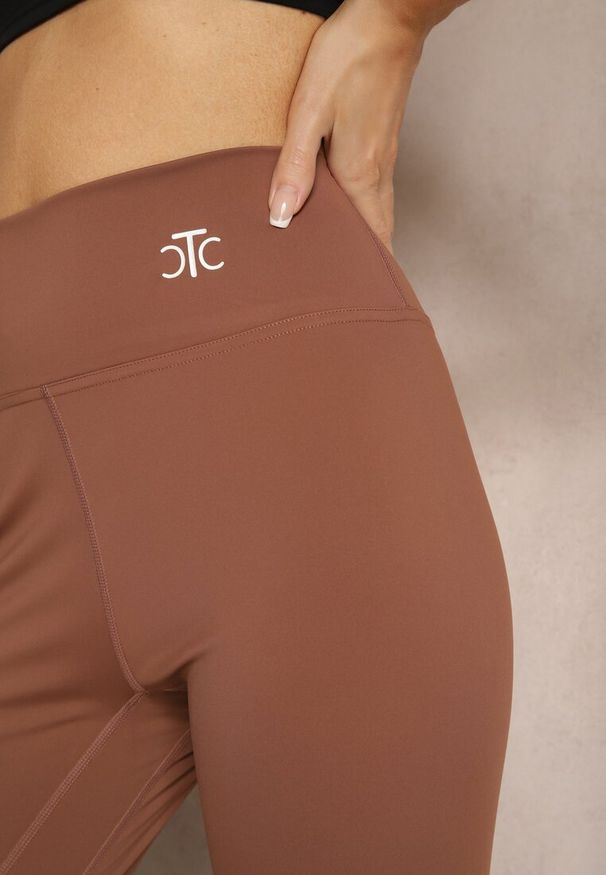 Renee - Brązowe Sportowe Legginsy High Waist z Małym Ozdobnym Znaczkiem Lerilane. Stan: podwyższony. Kolor: brązowy. Styl: sportowy
