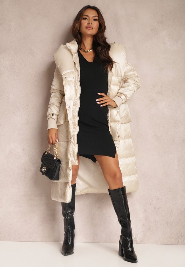 Renee - Jasnobeżowa Kurtka Pikowana Długa Dudlat. Kolor: beżowy. Materiał: materiał. Długość rękawa: długi rękaw. Długość: długie. Wzór: aplikacja. Sezon: zima, jesień