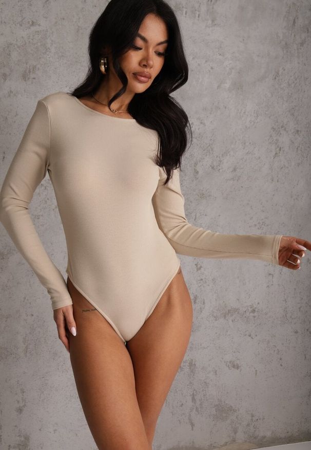 Renee - Jasnobeżowe Basicowe Body Sadovelle. Okazja: na co dzień, na spotkanie biznesowe, do pracy. Kolor: beżowy. Materiał: jeans. Długość rękawa: długi rękaw. Długość: długie. Styl: biznesowy, casual, elegancki, sportowy