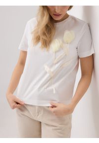 Reserved - T-shirt z aplikacją - biały. Kolor: biały. Materiał: dzianina, bawełna. Wzór: aplikacja. Styl: klasyczny #1