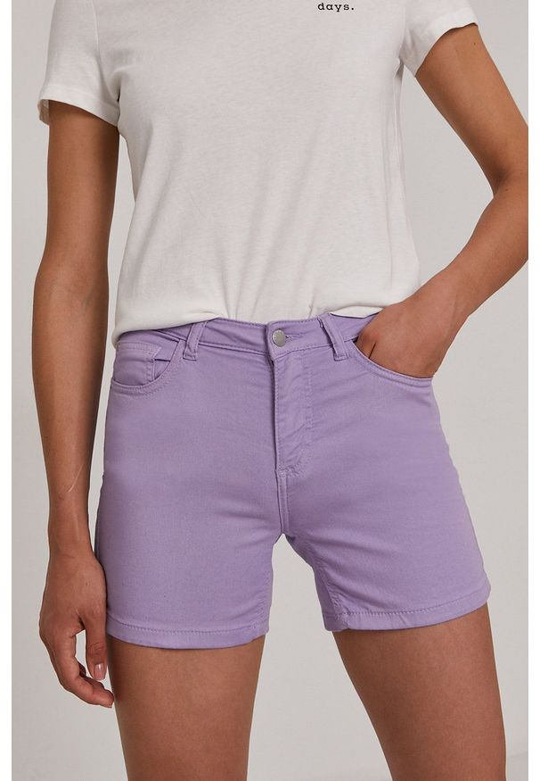 JDY - Jacqueline de Yong Szorty damskie kolor fioletowy gładkie medium waist. Okazja: na co dzień. Kolor: fioletowy. Materiał: tkanina, bawełna. Wzór: gładki. Styl: casual