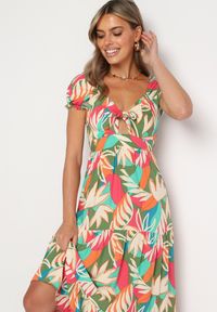 Born2be - Zielona Wiskozowa Sukienka w Kwiaty z Wiązaniem przy Dekolcie i Falbanką Meviera. Okazja: na randkę, na spacer, na co dzień. Kolor: zielony. Materiał: wiskoza. Wzór: kwiaty. Sezon: lato. Styl: casual #7