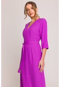 Stylove - Elegancka sukienka midi z dekoltem V i rozcięciem fuksja. Okazja: na spotkanie biznesowe. Typ kołnierza: typu klepsydra, dekolt w kształcie V. Kolekcja: dla wysokich. Kolor: różowy, czarny, niebieski. Wzór: gładki. Typ sukienki: kopertowe. Materiał: guma, satyna, tkanina, elastan. Styl: elegancki. Długość: midi #4