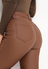 Born2be - Brązowe Modelujące Spodnie Skinny z Kieszeniami Envoi. Kolor: brązowy #5