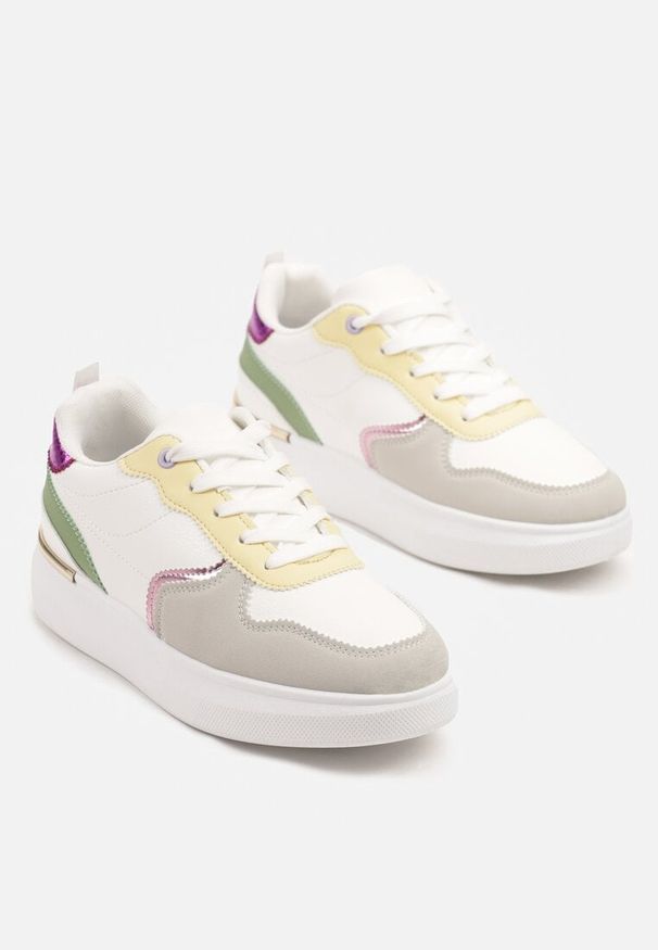Born2be - Biało-Zielone Sneakersy Ozdobione Metalicznymi Wstawkami Delarila. Okazja: na co dzień. Nosek buta: okrągły. Zapięcie: sznurówki. Kolor: biały. Materiał: jeans. Wzór: aplikacja. Sezon: wiosna, lato