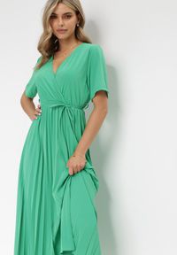 Born2be - Zielona Sukienka Plisowana Maxi z Wiązanym Paskiem Dianiza. Kolor: zielony. Materiał: materiał. Długość: maxi #5