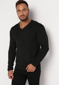 Born2be - Czarny Sweter z Trójkątnym Dekoltem i Wełną Mathie. Kolor: czarny. Materiał: wełna. Sezon: jesień, zima #1