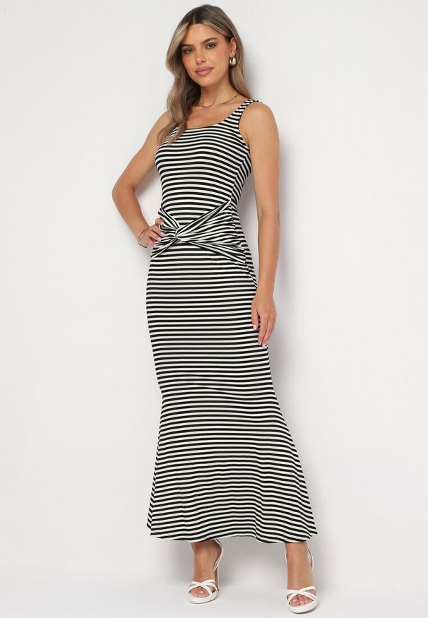 Born2be - Czarno-Biała Sukienka o Taliowanym Kroju z Wiskozą Zidia. Okazja: na co dzień. Kolor: czarny. Materiał: wiskoza. Styl: casual, elegancki