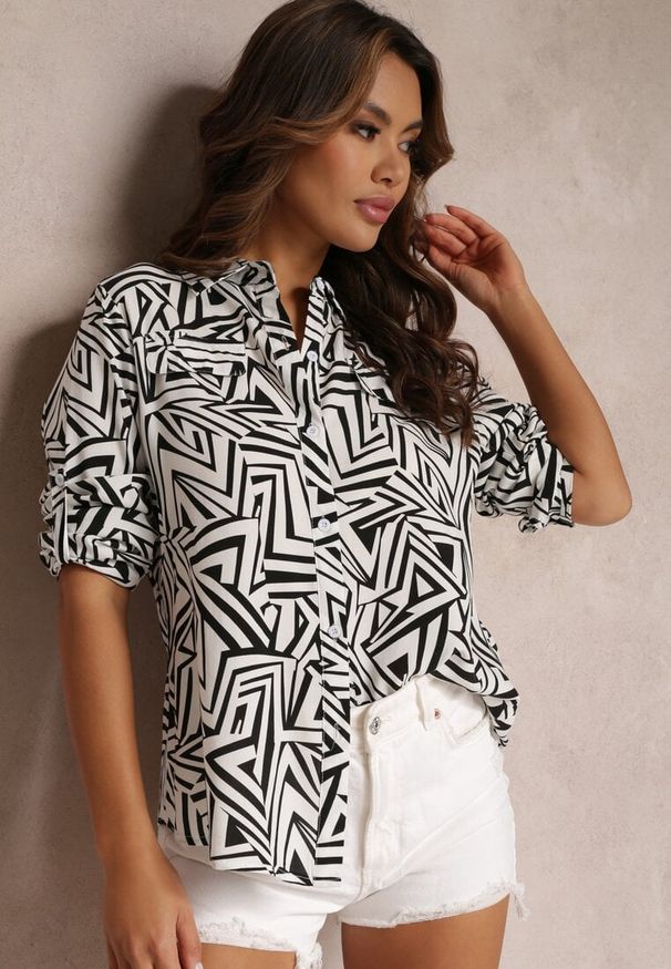 Renee - Biało-Czarna Koszula z Wiskozy w Geometryczny Print Jacelyn. Okazja: na co dzień. Typ kołnierza: kołnierzyk klasyczny, dekolt w serek. Kolor: biały. Materiał: wiskoza. Wzór: geometria, nadruk. Styl: klasyczny, casual, elegancki