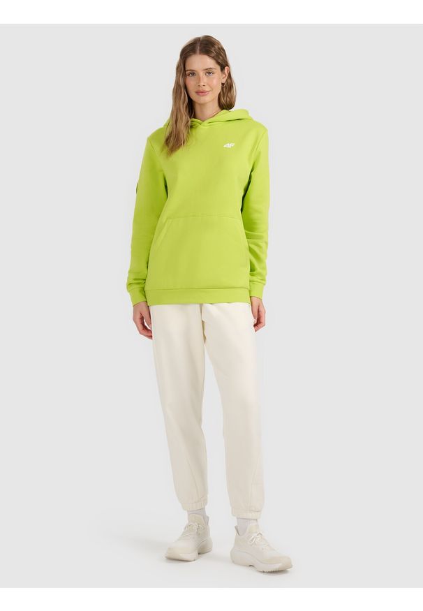 4f - 4F Bluza dresowa nierozpinana z kapturem Fundacja 4F Pomaga - zielona M. Okazja: na co dzień. Typ kołnierza: kaptur. Kolor: zielony. Materiał: dresówka. Wzór: nadruk. Styl: klasyczny, młodzieżowy, sportowy, casual