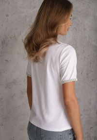 Renee - Biały Gładki T-shirt Bawełniany z Ozdobnymi Lamówkami z Warkoczowego Splotu Thalia. Kolor: biały. Materiał: bawełna. Wzór: gładki, ze splotem #4